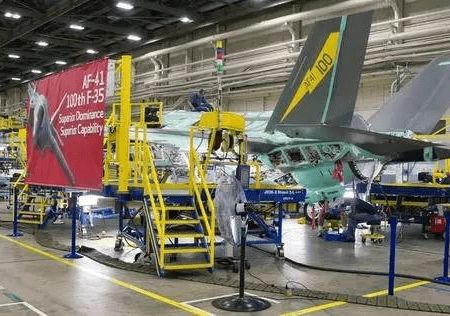 走進(jìn)f 35生產(chǎn)線 感受的高科技和超級(jí)工廠 組裝戰(zhàn)機(jī)排長(zhǎng)龍